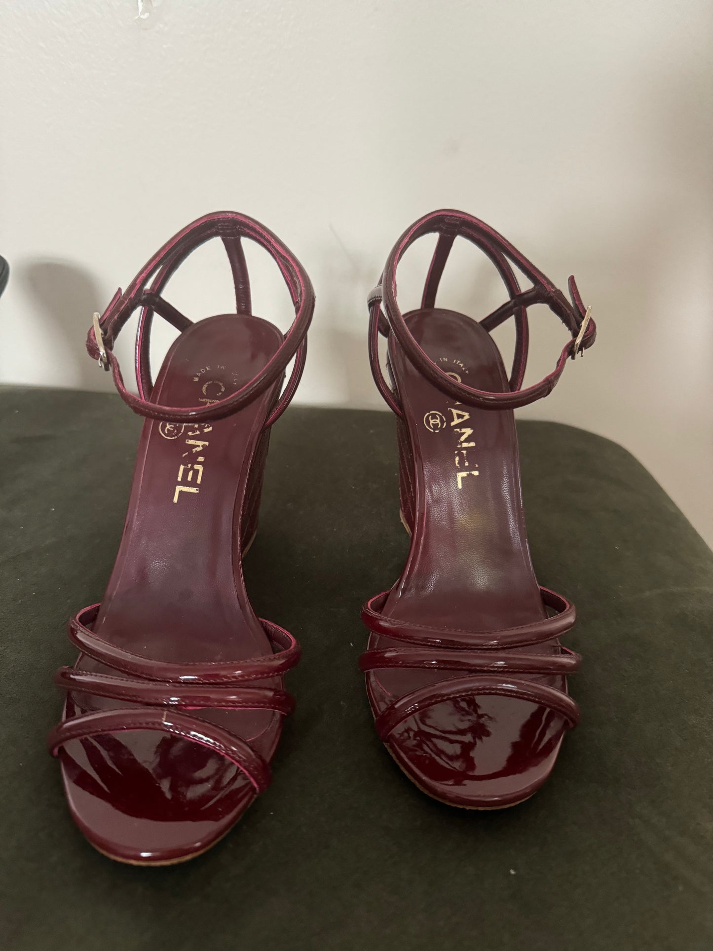 Chanel Burgundy Quilted Patent Leather Wedge Sandals π·