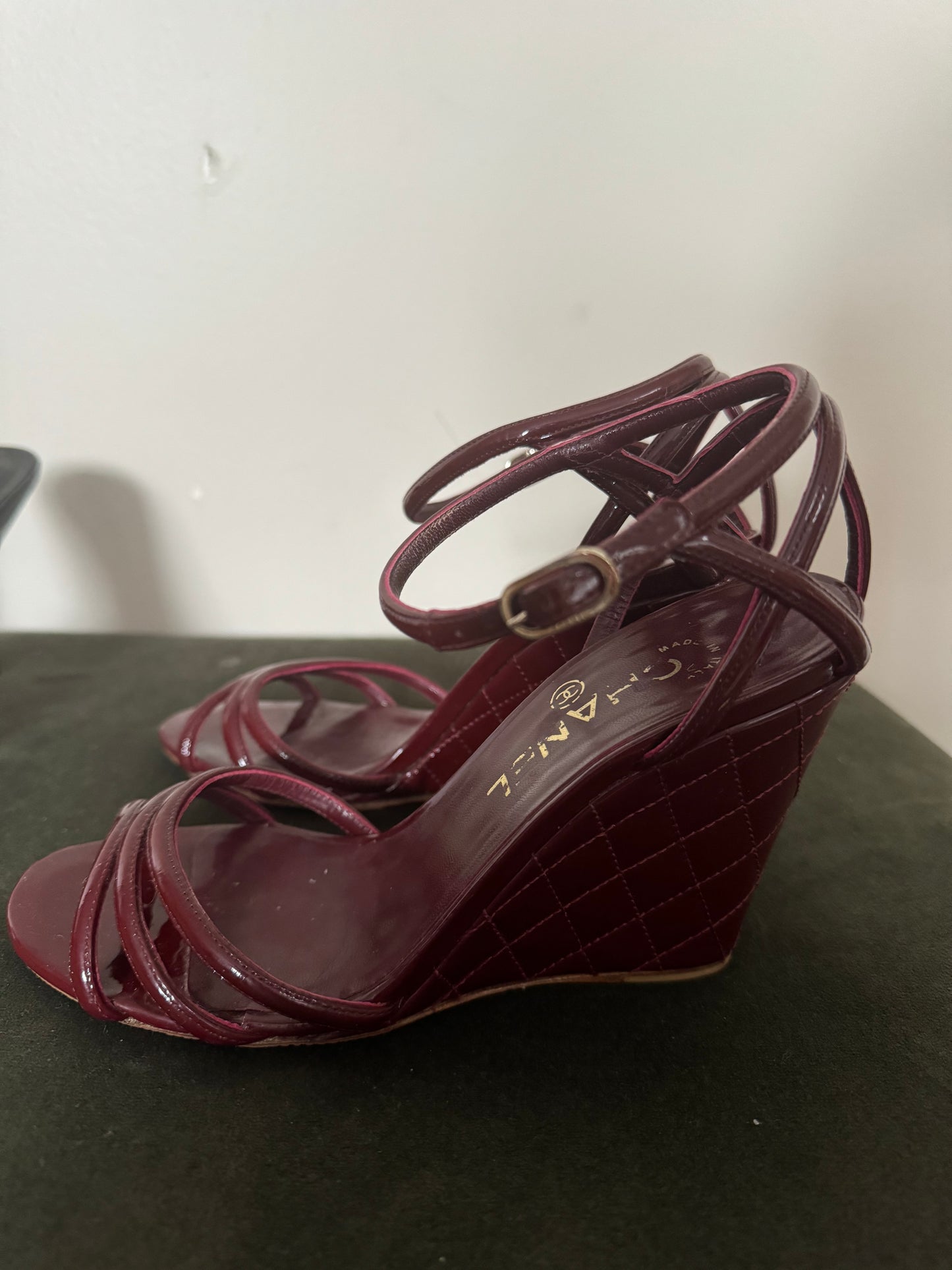 Chanel Burgundy Quilted Patent Leather Wedge Sandals π·